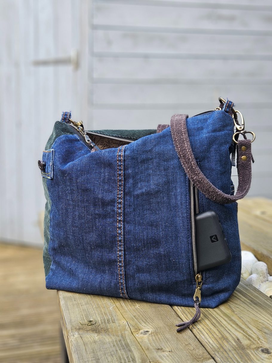Denim crossbody bag Gabus81 Denim crossbody bag standing shape, structured but relaxed everyday bag