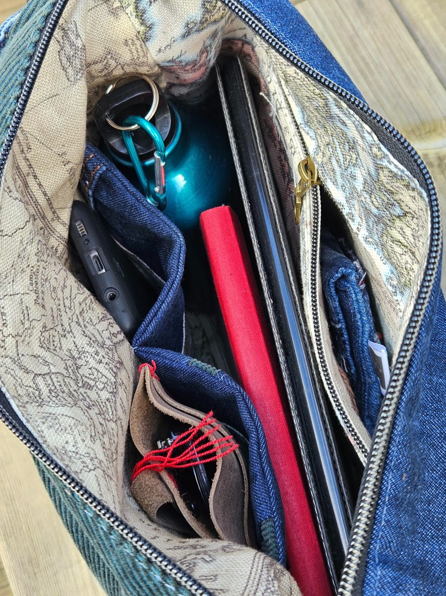 Denim crossbody bag Gabus81 Inside of denim crossbody bag with compartments, pockets and organisation