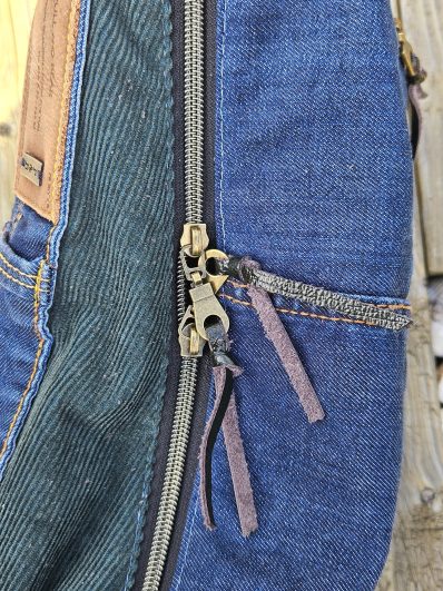 Double zipper closure on a handmade upcycled denim bag by Gabus81